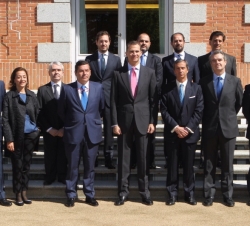 Fotografía de grupo de Su Alteza Real el Príncipe de Asturias con una representación de los socios del despacho en Madrid de la firma de abogados &quo